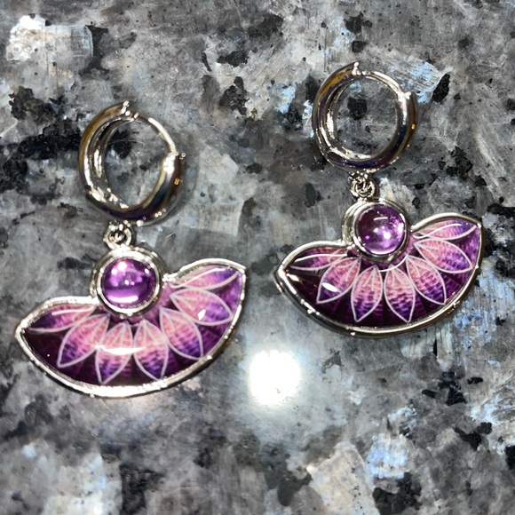 2/$25 or 3/$35 NWOT Abstract purple and silver floral hoop dangling earrings - Picture 4 of 4